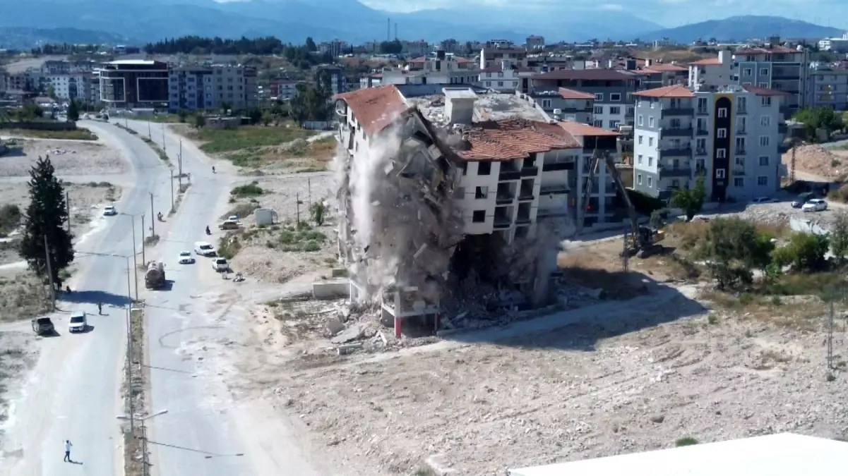 Hatay’da 9 Katlı Bina Dronla Yıkım Anlarıyla Görüntülendi