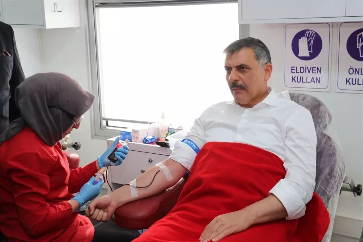 Vali Çiftçi’den 42. Kan Bağışı