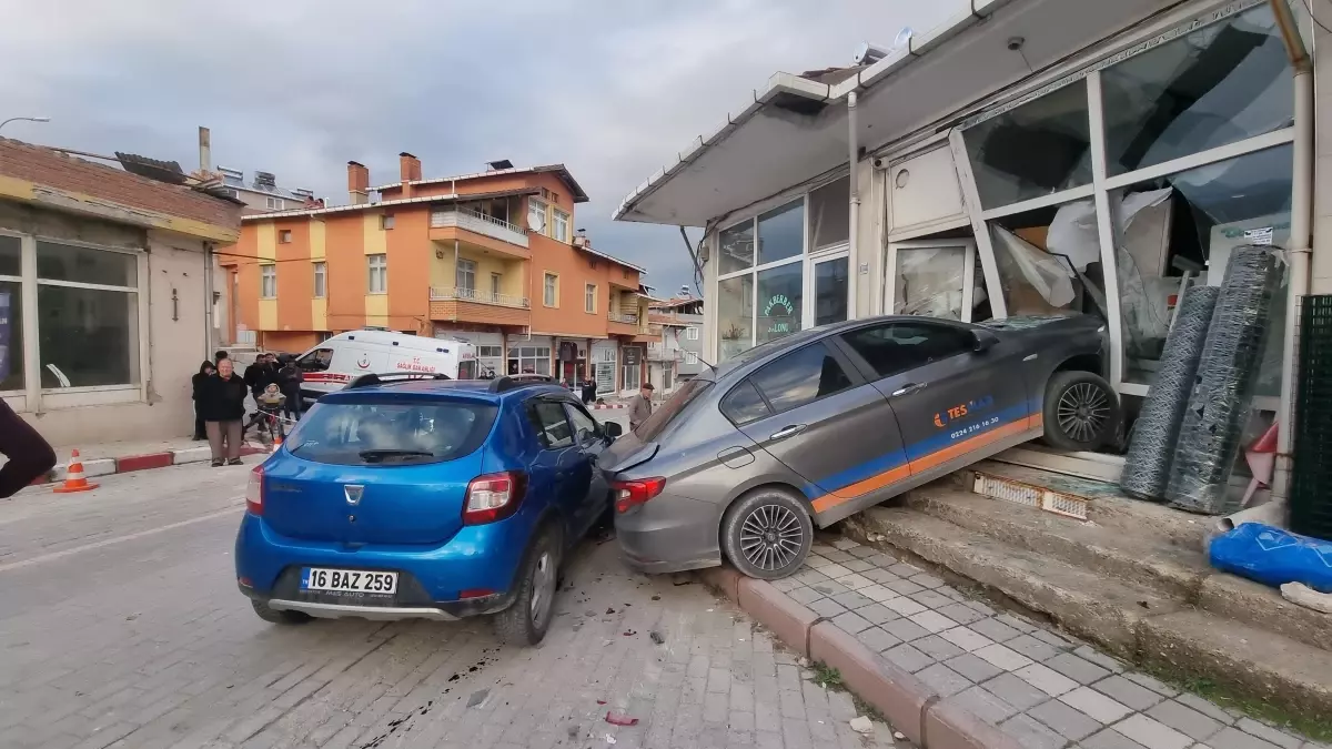 Domaniç’te Kontrolden Çıkan Otomobil Yayaya ve Park Halindeki Araçlara Çarptı