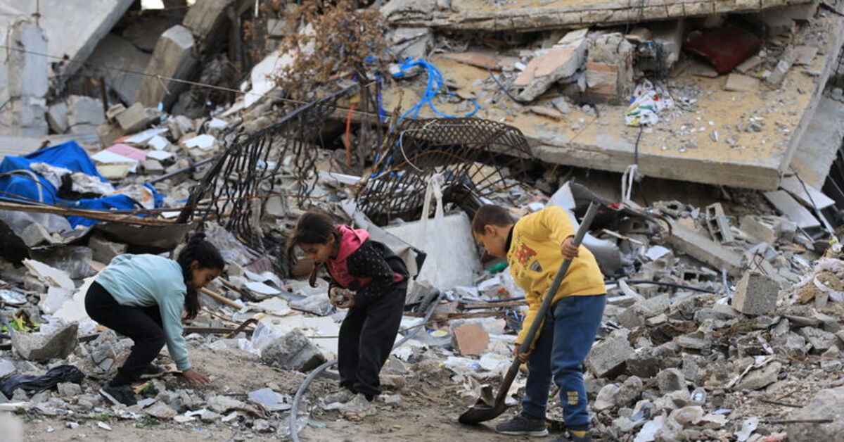 İsrail Gazze’de hastaneye saldırdı