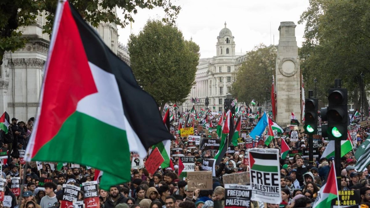 Londra’da binlerce kişi Gazze’de öldürülen çocuklar için yürüdü