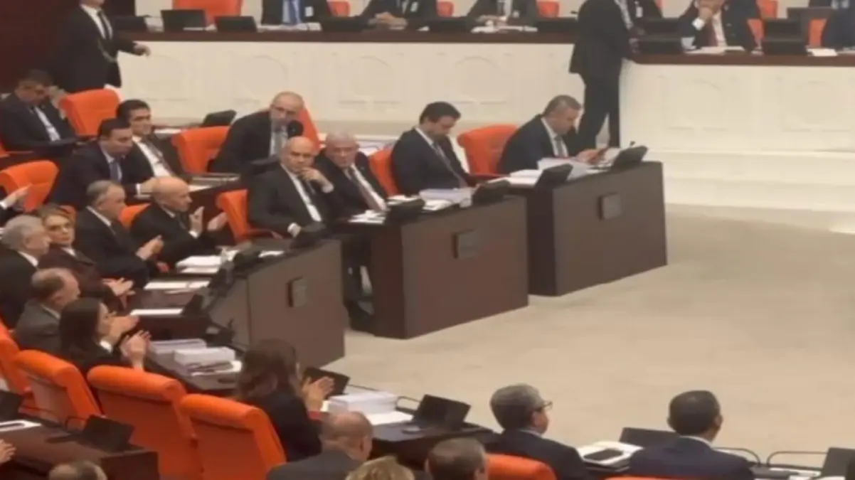 TBMM’ye damga vuran görüntüler! Bahçeli, Bakırhan’ı uzun uzun alkışladı