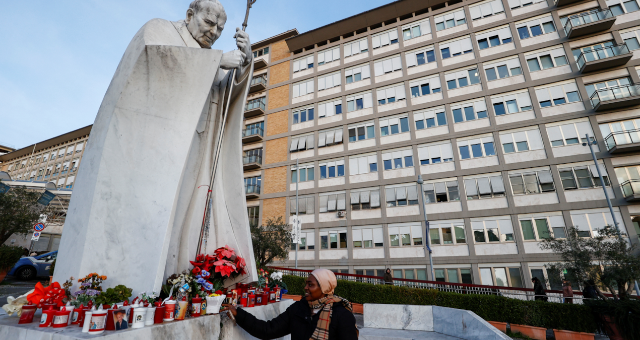 Hastanedeki dördüncü gününde Papa, cemaatini yalnız bırakmadı