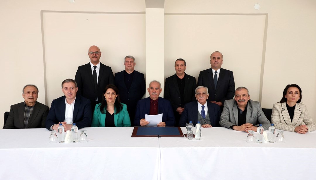 SON DAKİKA: Öcalan’dan PKK’ya silah bırakma çağrısı: “Örgütü feshedin”